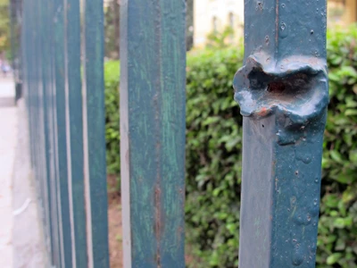 Cận cảnh hàng trăm vết đạn ghim vào hàng rào sắt ảnh 7