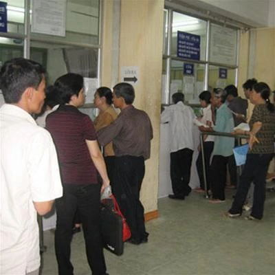 Bệnh nhân xếp hàng chờ thanh toán BHYT tại Bệnh viện Việt Đức