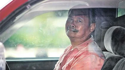 Lãnh đạo áo vàng cố thủ trong xe ảnh 1