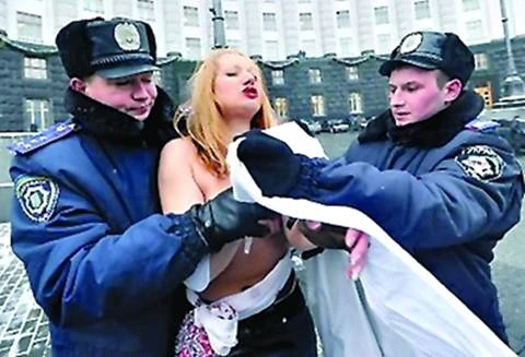 Phụ nữ Ukraine để ngực trần phản đối Tổng thống ảnh 1