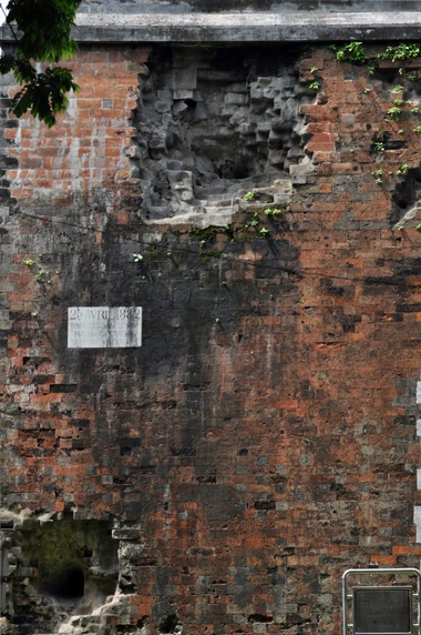 Hoàng thành Thăng Long là quần thể di tích gắn với lịch sử kinh thành Thăng Long, được các triều đại xây dựng trong nhiều giai đoạn lịch sử. Thành bao quanh bởi đường Trần Phú - Điện Biên Phủ - Độc Lập - Hoàng Văn Thụ - Hoàng Diệu - Phan Đình Phùng và Nguyễn Tri Phương. Ngày 1/8, khu di tích trung tâm Hoàng thành Thăng Long được UNESCO công nhận là Di sản Văn hóa thế giới. Phạm vi di sản được thế giới công nhận chính là khu khảo cổ 18 Hoàng Diệu và các di tích cạnh đó. Đây chính là trục trung tâm của Cấm Thành còn sót lại, gồm: Cột cờ - Đoan Môn - Kính Thiên - Hậu Lâu và Bắc Môn. Đoan Môn, cửa chính đi vào Hoàng thành Điện Kính Thiên, nơi vua và các bá quan trong triều họp bàn quyết định việc nước. Đây vốn là trung tâm của Hoàng Thành. Hậu Lâu, nơi các cung tần mỹ nữ ở. Kiến trúc Hậu Lâu gồm các lớp mái lầu lợp bằng ngói ống, các mái đao trang trí đầu rồng. Cổng dẫn vào điện Kính Thiên được xây gạch với kiểu nóc mái chồng 2 lớp. Súng thần công bằng gang trước cửa điện Kính Thiên Rồng đá trước điện. Thành Bắc Môn được xây bằng đá tảng, gạch nung rất kiên cố từ triều Nguyễn Hai vết đại bác của quân Pháp bắn vào thành Hà Nội ngày 25/4/1882 trên thành Bắc Môn. Tổng đốc Hoàng Diệu đã anh dũng chỉ huy quân dân chiến đấu bảo vệ thành. Toàn cảnh Hoàng thành nhìn từ trên cao.