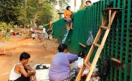 Xem bán hàng qua bờ rào ở Indonesia ảnh 7