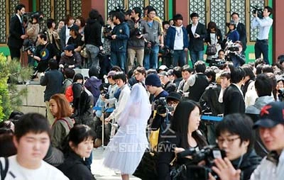 Hình ảnh đầu tiên về đám cưới Jang Dong Gun - Go So Young ảnh 2