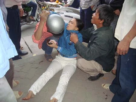 Cô gái may mắn thoát chết trong gầm xe tải ảnh 2