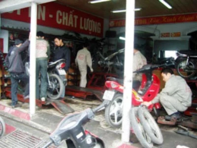 Tại Trung tâm bảo dưỡng Việt Á Motor đã hai tuần nay khách đến tu sửa xe máy nườm nượp Tại Trung tâm bảo dưỡng Việt Á Motor đã hai tuần nay khách đến tu sửa xe máy nườm nượp