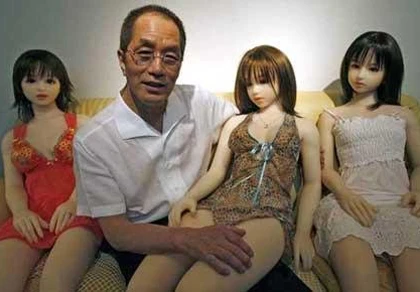 Những người đàn ông thích chơi búp bê ảnh 1