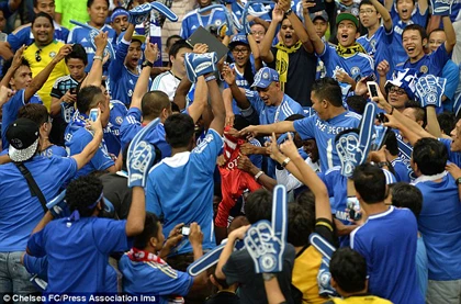 Fan Chelsea hùa nhau lột áo fan M.U tại Malaysia ảnh 2