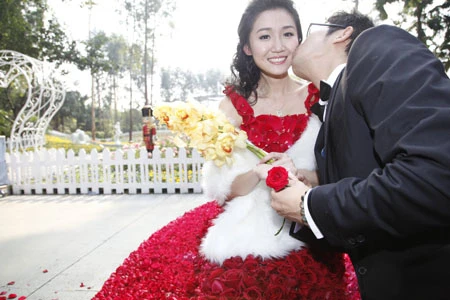 Cầu hôn thành công với chiếc váy 1999 đóa hồng ảnh 2