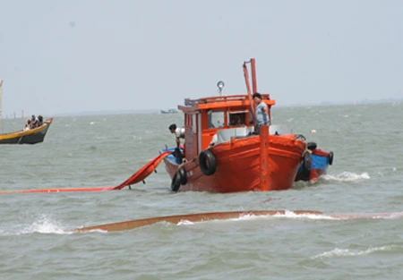 Tàu container Trường Hải Star chở 66 container bị chìm tại Vũng Tàu ảnh 4