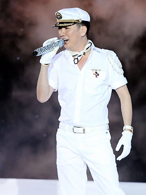 ... phá cách với trang phục thủy thủ,