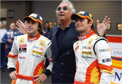 "Ông trùm" Briatore (giữa) bên cạnh hai tay đua Alonso và Piquet (phải)