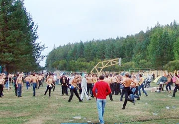 "Đầu trọc" Nga tấn công liên hoan âm nhạc ảnh 1