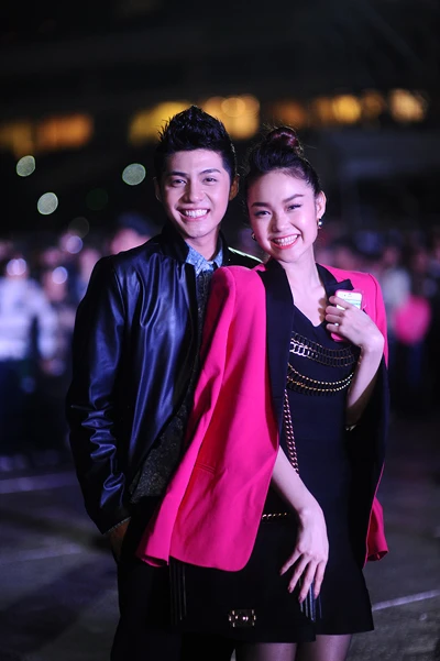 Minh Hằng được Noo ôm chặt khi xem sao Hàn ảnh 3