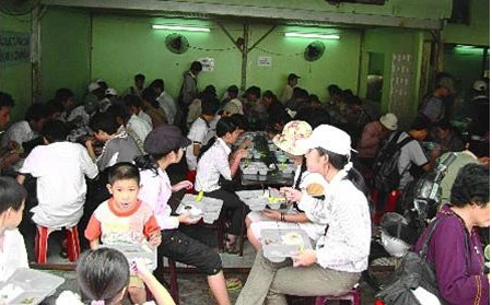 Khách hàng chủ yếu là SV và người nghèo.