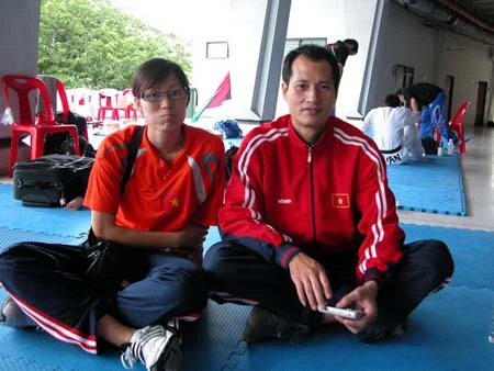HLV Hồ Anh Tuấn và Nguyễn Thị Hoài Thu, võ sỹ giành HCV đầu tiên cho Taekwondo và đoàn TTVN, trong giờ phút thư giãn tại SVĐ Huamark, Bangkok