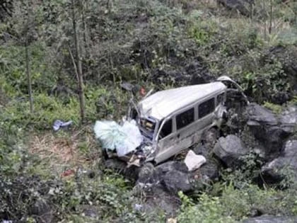 Trung Quốc: Xe buýt lao vực, 10 người chết ảnh 1