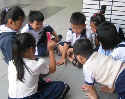 Ra chơi… ở trong lớp ảnh 2