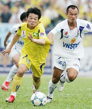 Quyến đã trở lại với chiếc áo số 10 chật chội. Ảnh: BÁ CHÂU