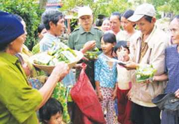 Cán bộ xã, thôn ăn chặn hàng cứu trợ ảnh 1
