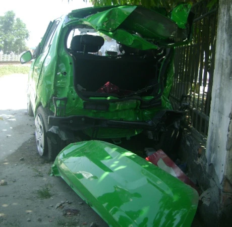 Bị tàu hoả đâm, taxi Mai Linh văng 20m ảnh 1 Bị tàu hoả đâm, taxi Mai Linh văng 20m ảnh 1