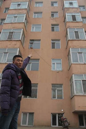 Cậu bé rơi từ tầng 5 thoát chết ảnh 1