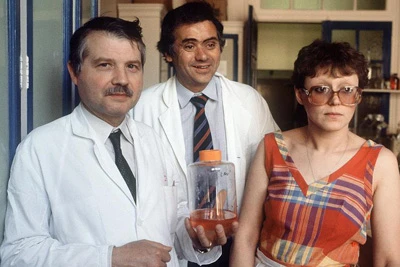 Bộ ba tìm ra HIV: Bức ảnh chụp năm 1984 (từ trái sang) giáo sư Luc Montagnier, Jean-Claude Chermann và Françoise Barre-Sinoussi. Trong đó Chermann lại không được ghi nhận công lao.