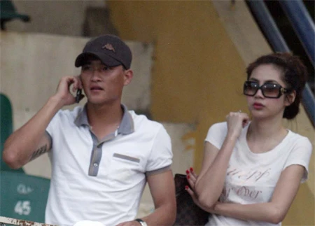 Bên cạnh người đẹp Công Vinh vẫn chăm chú dõi theo đồng đội thi đấu (Ảnh: Hoàng Trung)