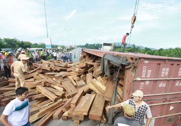 TNGT trên QL 1A, tài xế chết trong xe ảnh 1