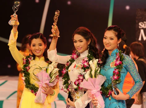 Từ trái qua: Huỳnh Thị Phương Thảo, Nguyễn Thị Chúc Anh và Nguyễn Thị Ngọc Dung, 3 người đẹp đoạt giải cao của cuộc thi..