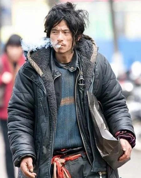 Cư dân mạng phát sốt vì "hot boy" ăn mày ảnh 1