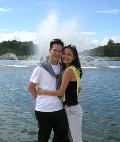 "Anh ấy tỏ tình với tôi bằng tiếng Anh". "Anh ấy tỏ tình với tôi bằng tiếng Anh".