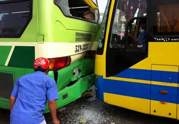 Xe khách "húc" xe buýt, cả trăm hành khách hoảng hốt ảnh 1