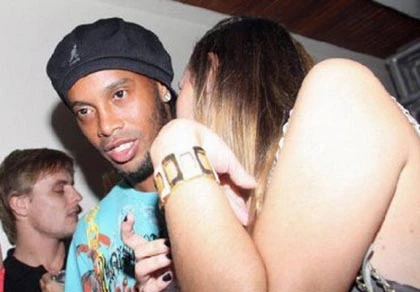 Thác loạn tại sinh nhật Ronaldinho: Trai nốc rượu, gái đánh nhau ảnh 1