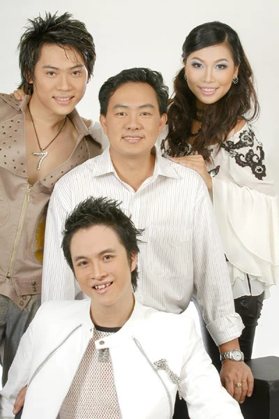 Ông Nguyễn Duy Khánh (giữa) và các ca sĩ Lê Dũng, Nhật Tinh Anh và Khánh Ngọc.