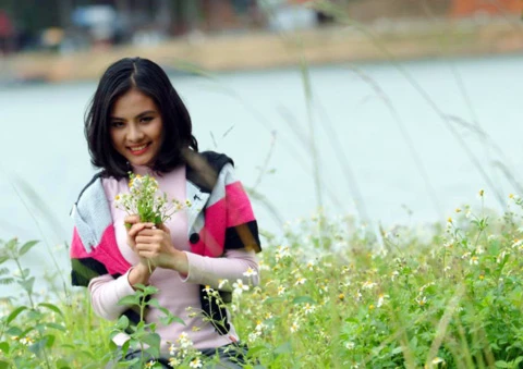 Vân Trang làm dáng giữa... đàn bò ảnh 4