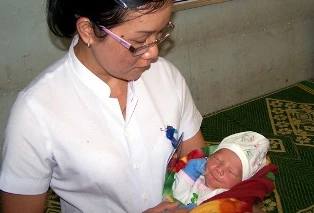 Trẻ sơ sinh bị bỏ rơi tại bệnh viện ảnh 1