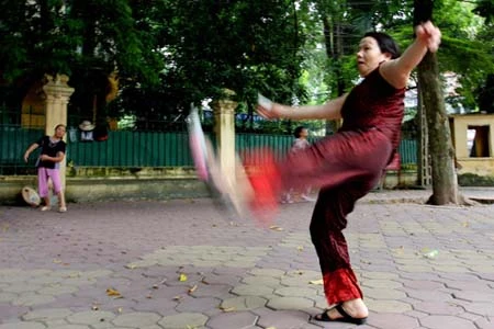Thể dục buổi sáng ở Hà Nội ảnh 4