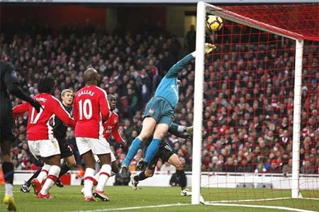 M.U đánh sập pháo đài Emirates ảnh 2