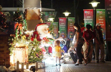 Hùng Vương Plaza trang trí khu tiền sảnh thu hút khách đến tham quan dịp noel.