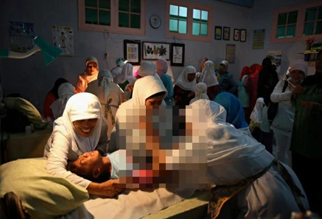 Hủ tục cắt "cửa mình" của bé gái ở Indonesia ảnh 1