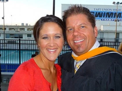 Thầy giáo dũng cảm bảo vệ học sinh trước nòng súng ảnh 3