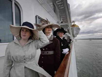 Khách bị ốm, tàu tưởng niệm Titanic quay về ảnh 1