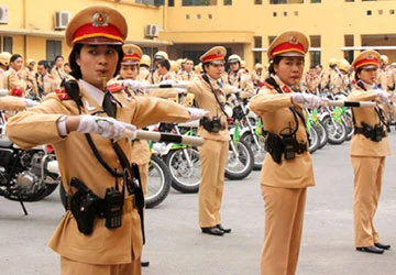 Hà Nội: Nữ CSGT “ra trận” ảnh 1