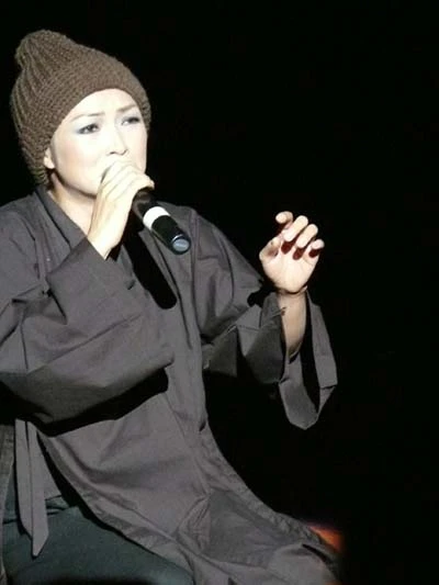 Phương Thanh hát tròn đoạn Lan đi tu Đoạn tân nhạc trước cổng chùa do Hồng Ngọc hát được dàn dựng múa rất kỹ. Hồng Ngọc hát cũng tốt nhưng có lẽ vì chưa thuộc lời nên cô viết vào lòng bàn tay.