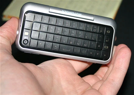 Cận cảnh điện thoại Motorola Android dáng trượt lạ mắt ảnh 4