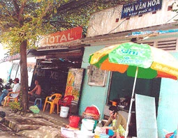 Người dân đang bán cá ngay cửa Nhà văn hóa khu phố 6, P22QBT.