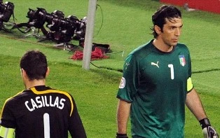Casillas so tài với Buffon: Cuộc chiến thế kỷ ảnh 1