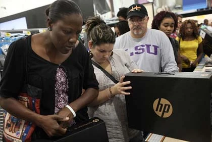 Dân Mỹ đổ xô đi mua TV nhân dịp khuyến mại ảnh 14