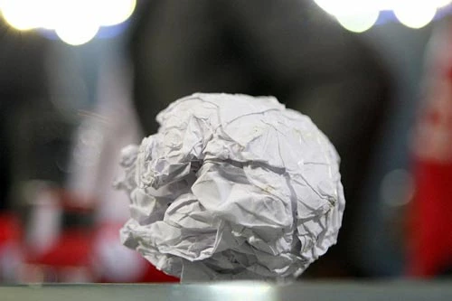 Quả bóng giấy đã trở thành một phần lịch sử trận Nordderby - Ảnh: Spiegel Quả bóng giấy đã trở thành một phần lịch sử trận Nordderby - Ảnh: Spiegel