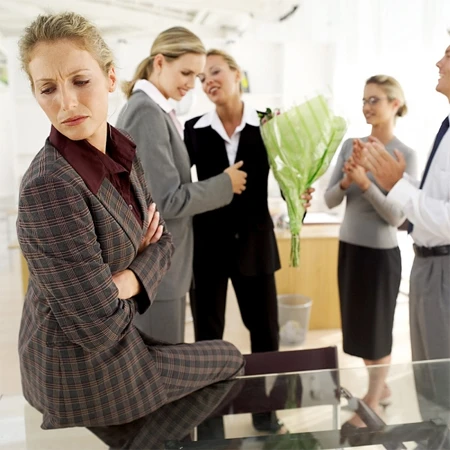 "Phe phái" nơi công sở và câu chuyện người ở giữa ảnh 1 "Phe phái" nơi công sở và câu chuyện người ở giữa ảnh 1